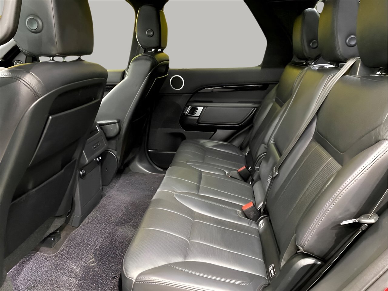 Used 2017 Land Rover Discovery SE image 23