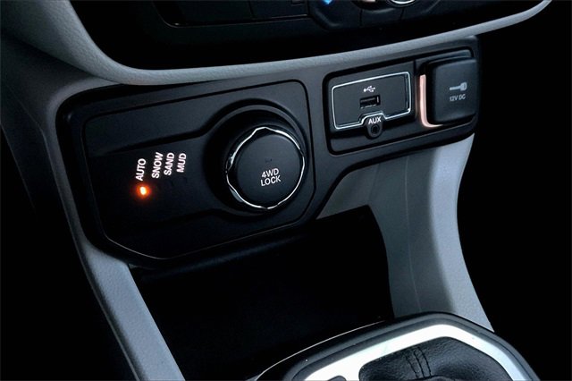 Used 2019 Jeep Renegade Latitude w/ Popular Equipment Group image 24