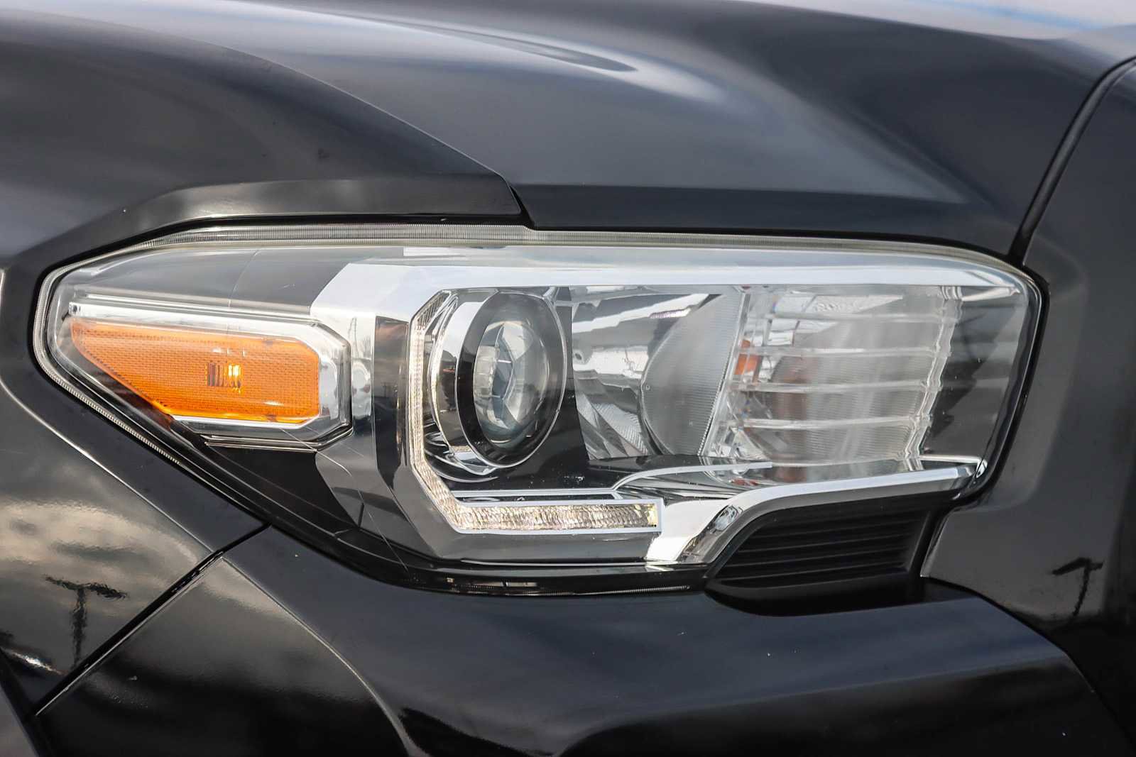 Used 2017 Toyota Tacoma TRD Sport image 7