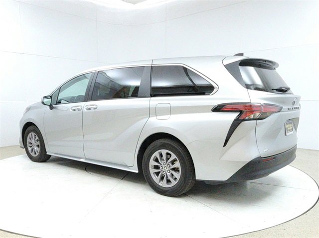 Used 2022 Toyota Sienna XLE image 5
