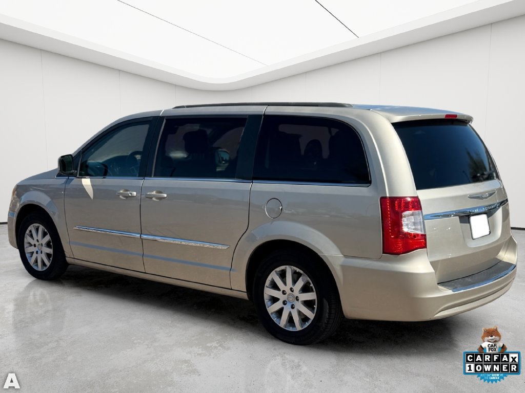 Used 2014 Chrysler Town & Country Touring FWD image 4