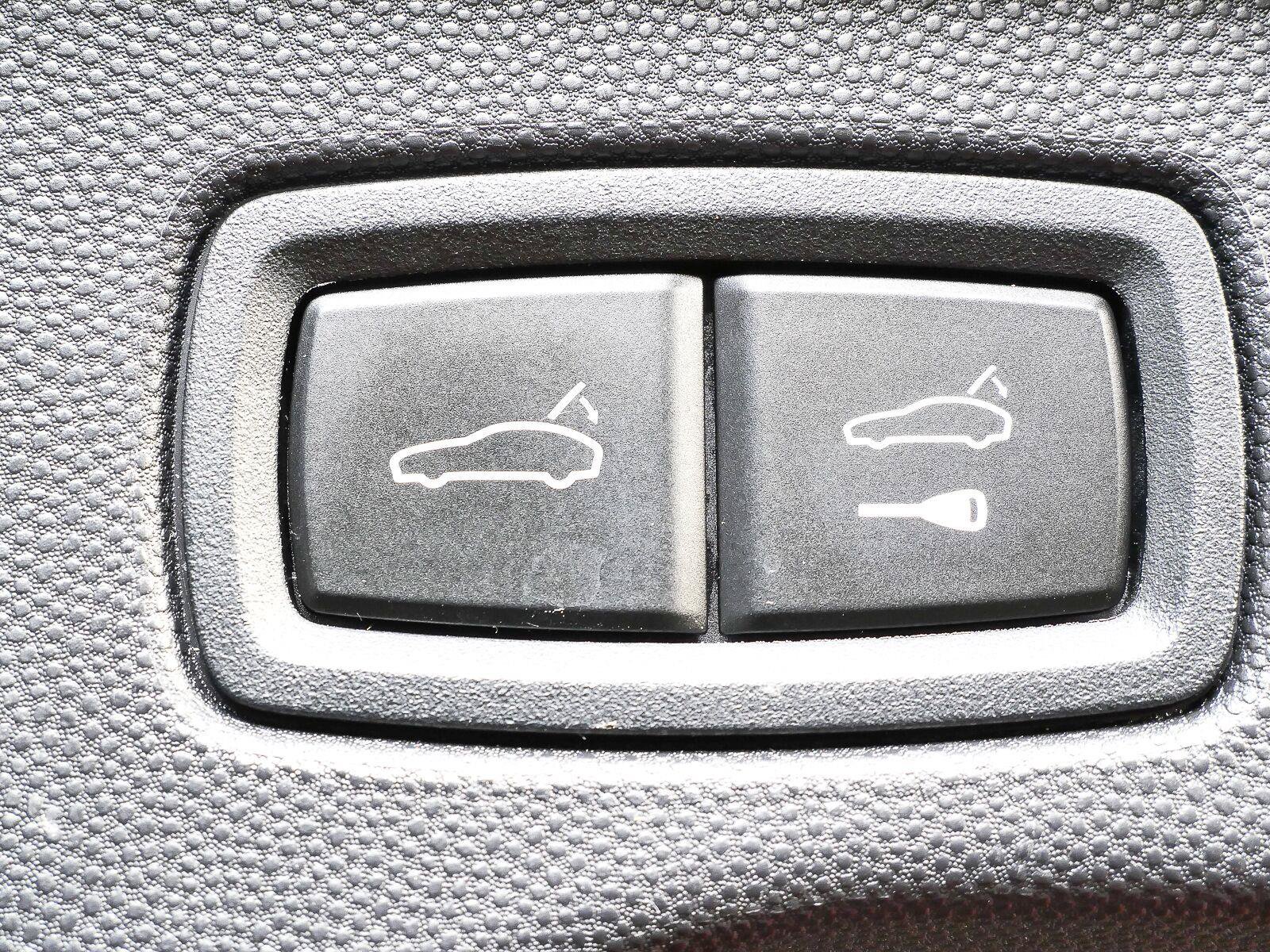 Certified 2025 Porsche Macan 4S Electric AWD/4WD image 31
