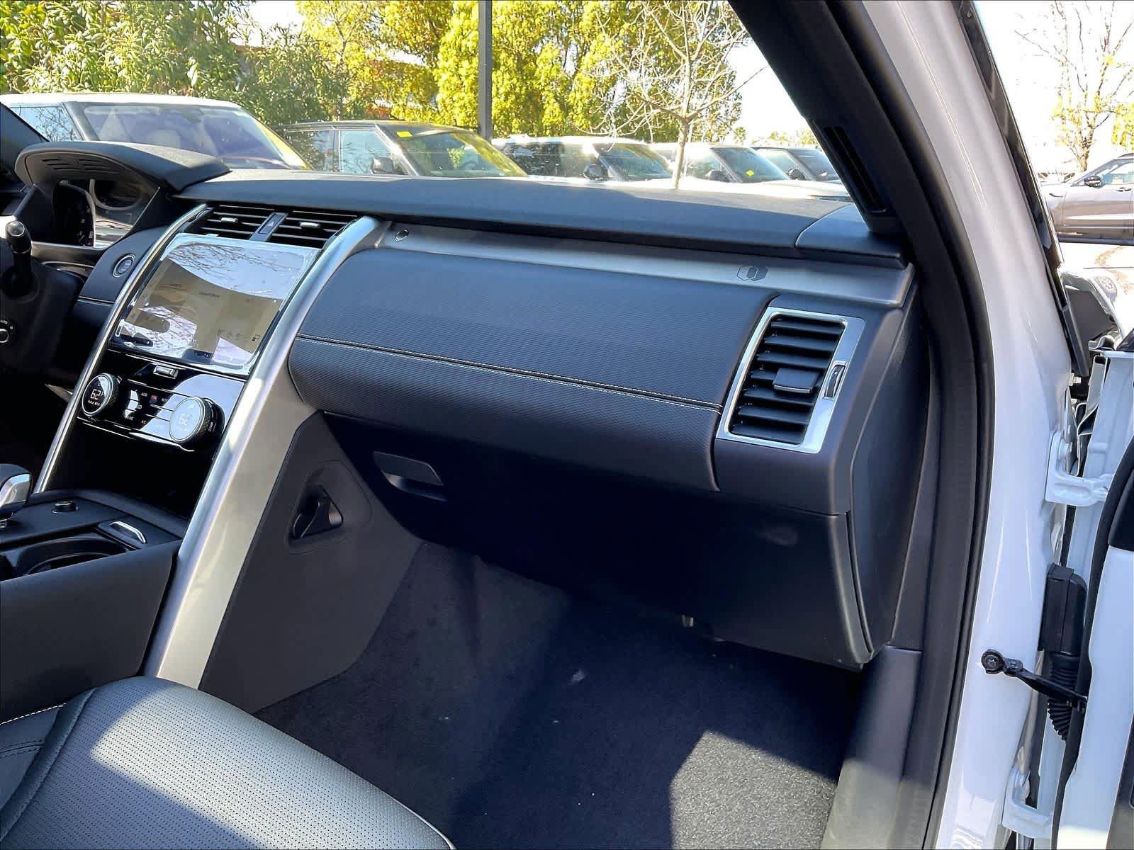 New 2026 Land Rover Discovery Limited Edition AWD/4WD image 28