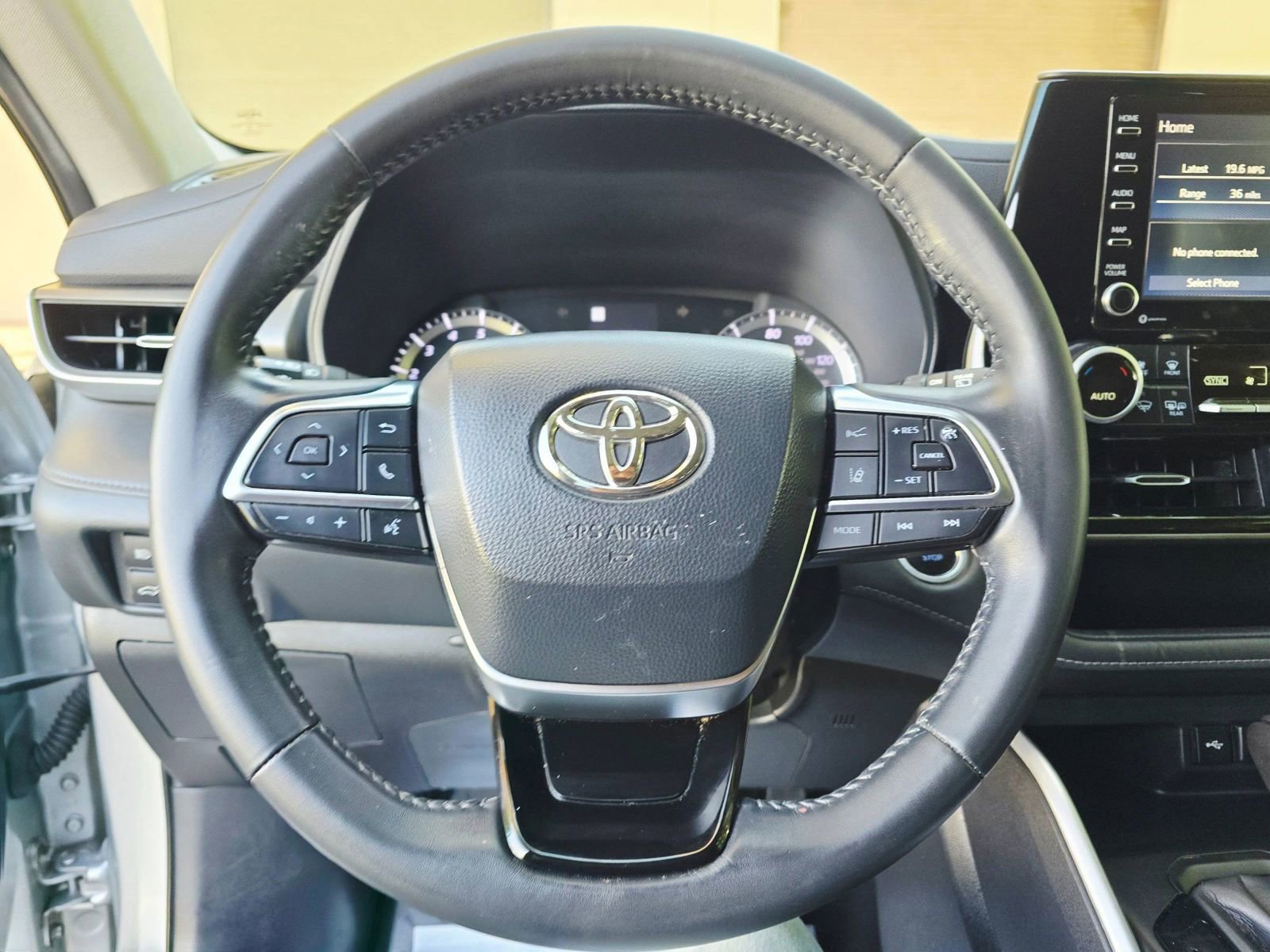Used 2020 Toyota Highlander LE FWD image 14