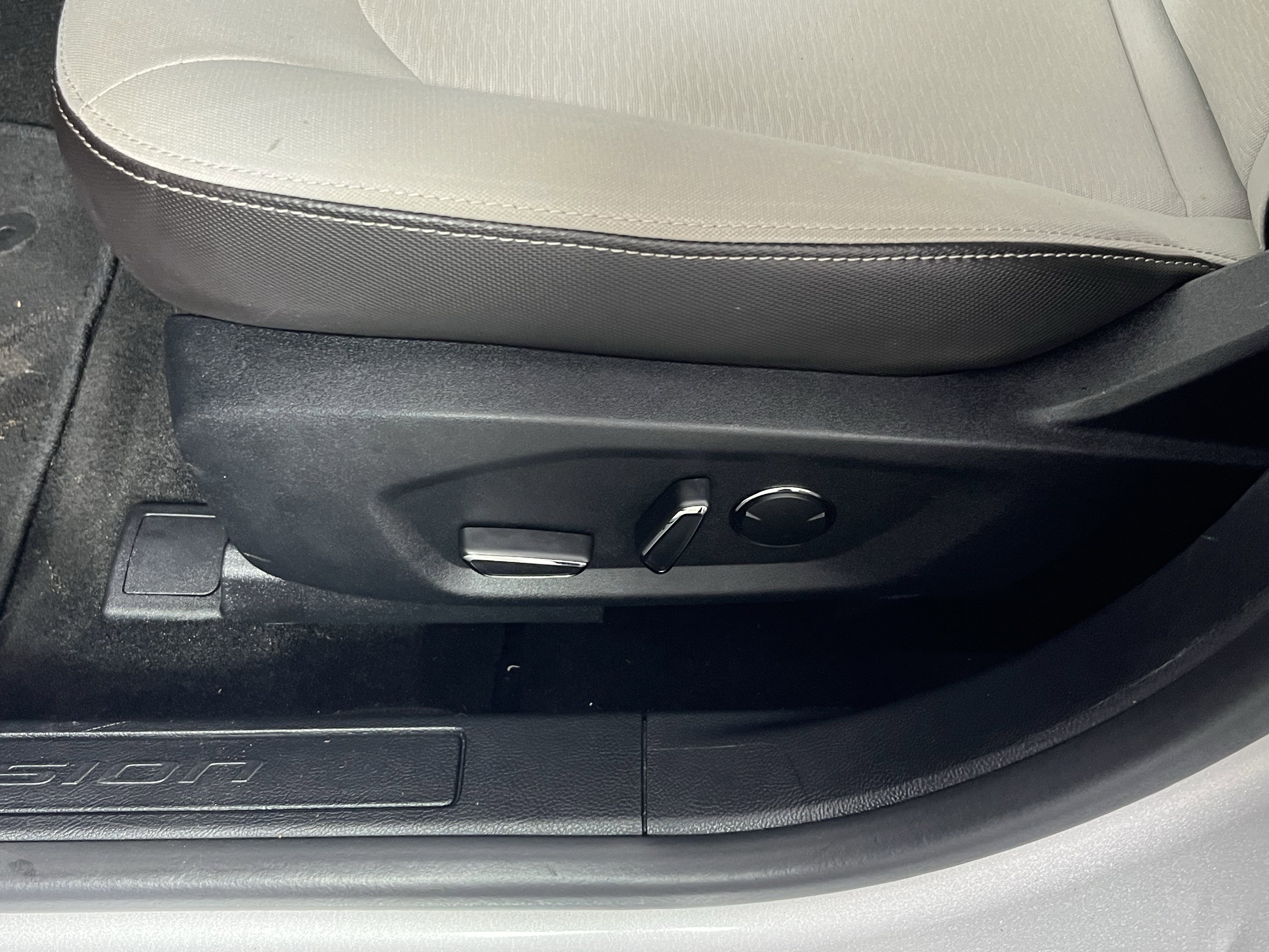 Used 2019 Ford Fusion SE w/ Equipment Group 151A image 17