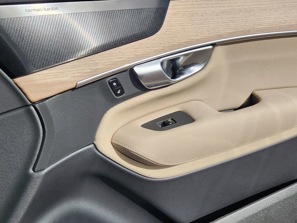 New 2026 Volvo XC90 B6 Plus w/ Protection Package Premier image 21