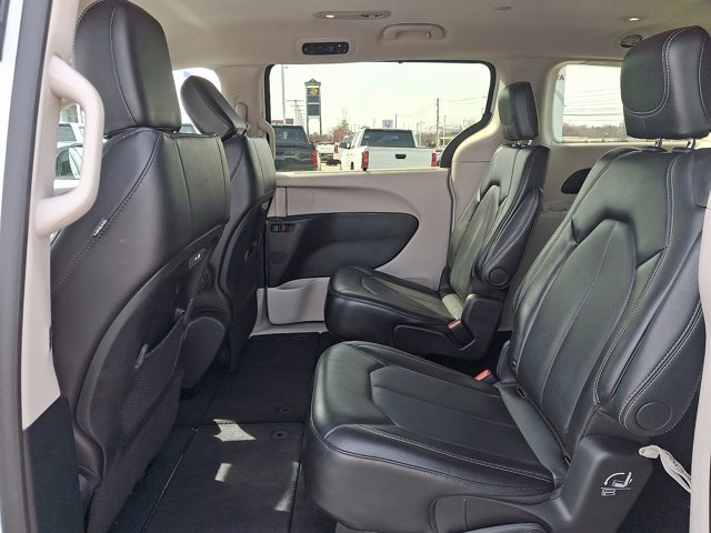Used 2024 Chrysler Pacifica Touring-L image 10