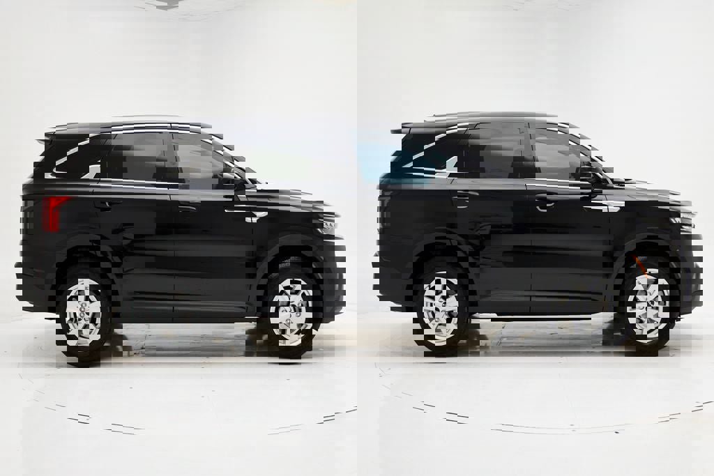 Used 2023 Kia Sorento LX image 3