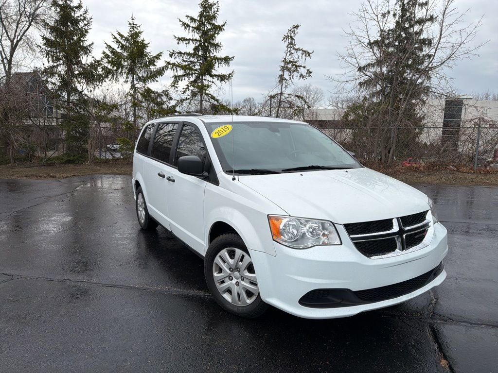 Used 2019 Dodge Grand Caravan SE w/ UConnect Hands-Free Group image 2