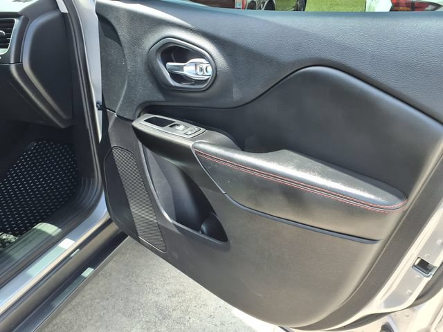 Used 2020 Jeep Cherokee Trailhawk AWD/4WD image 21