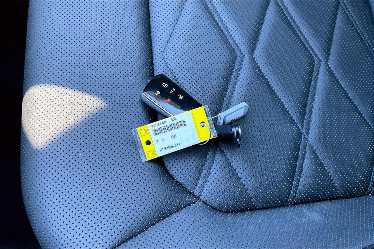 Used 2025 Volkswagen Atlas SE image 31