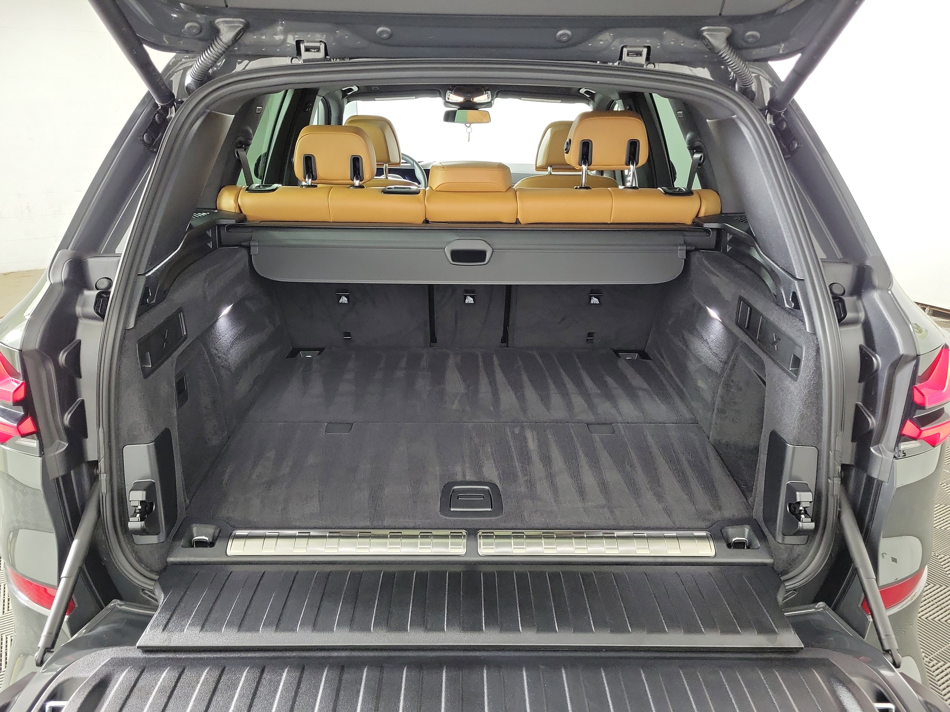 Certified 2026 BMW X5 xDrive50e w/ M Sport Package image 25