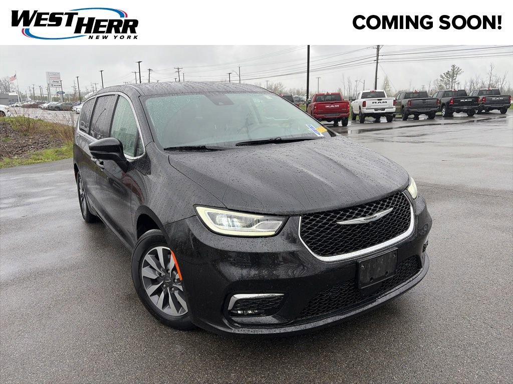 Used 2023 Chrysler Pacifica Touring-L w/ Uconnect Theater Family Group FWD image 1