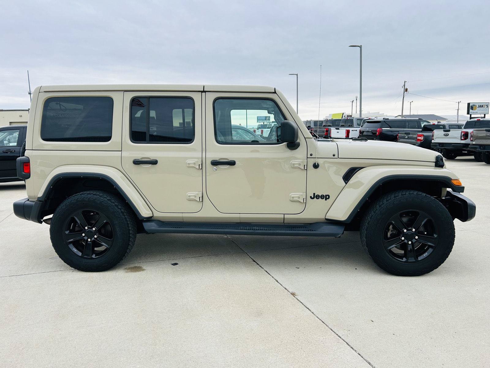 Used 2022 Jeep Wrangler Unlimited Sahara AWD/4WD image 34
