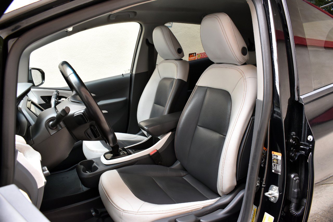 Used 2020 Chevrolet Bolt Premier w/ Infotainment Package FWD image 16