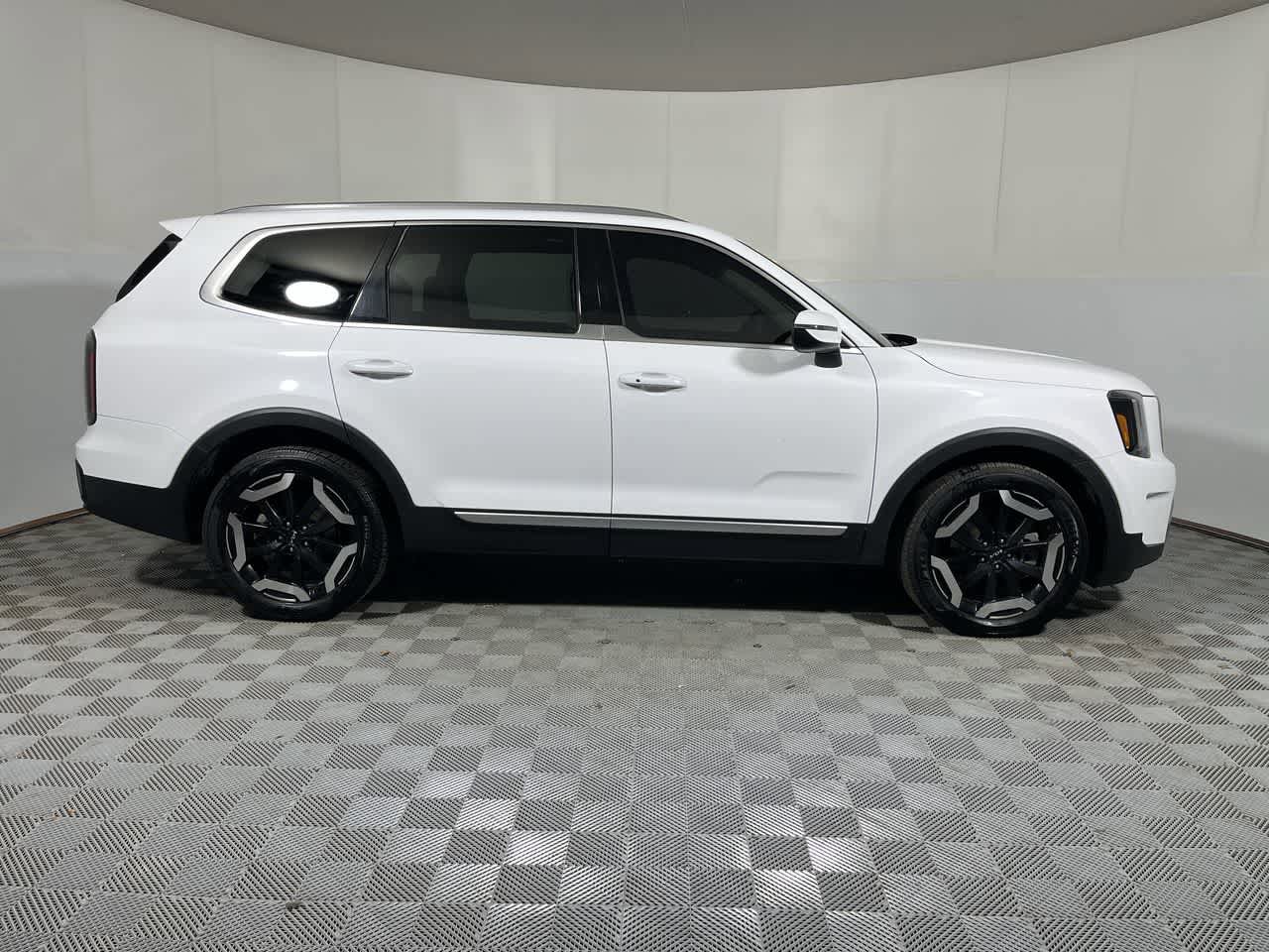 Used 2023 Kia Telluride EX w/ EX Captain's Chair Package AWD/4WD image 9