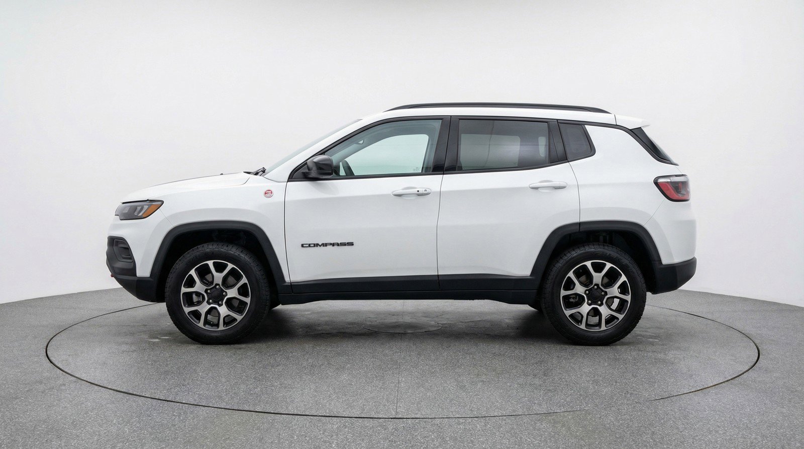Used 2025 Jeep Compass Trailhawk image 5