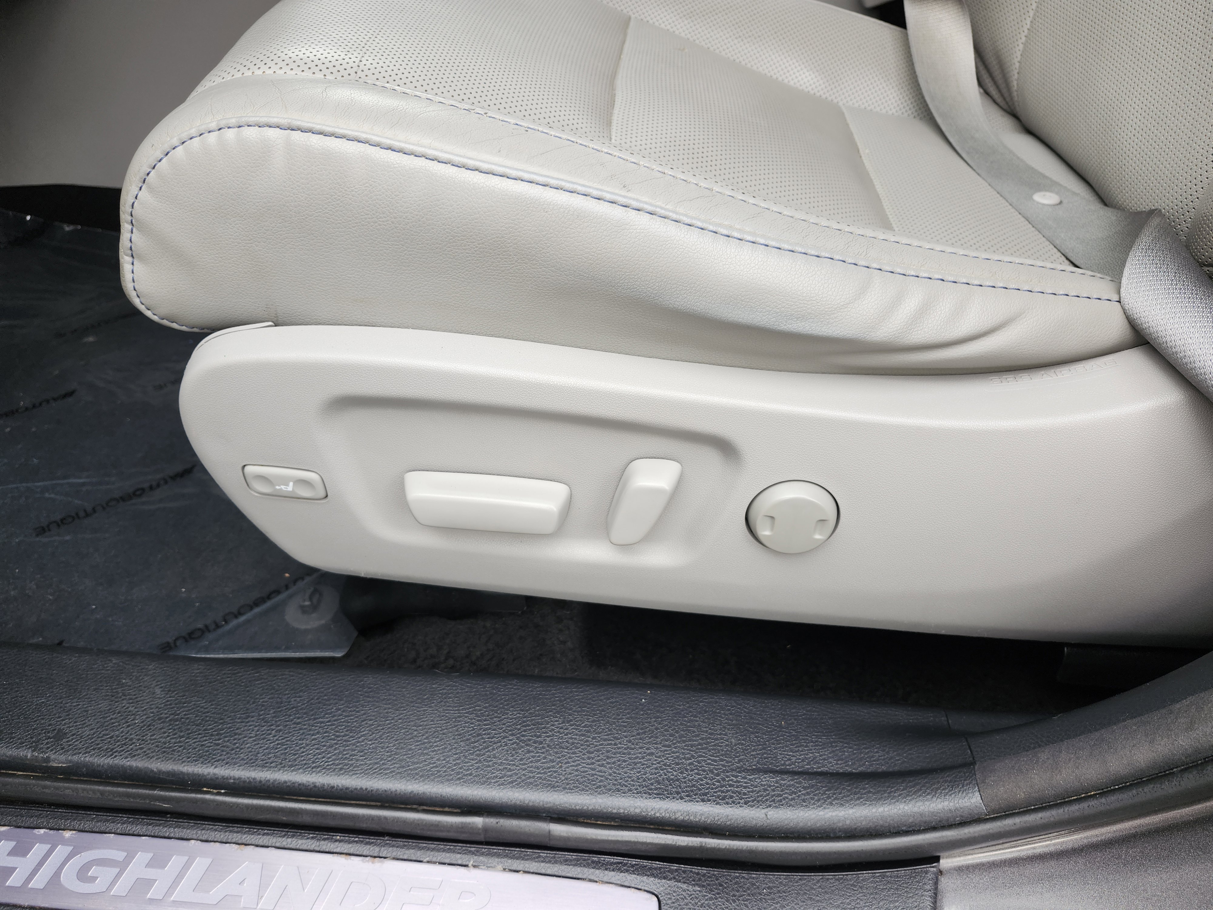 Used 2016 Toyota Highlander Limited image 26