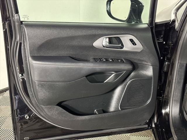 Certified 2025 Chrysler Pacifica Select AWD/4WD image 11