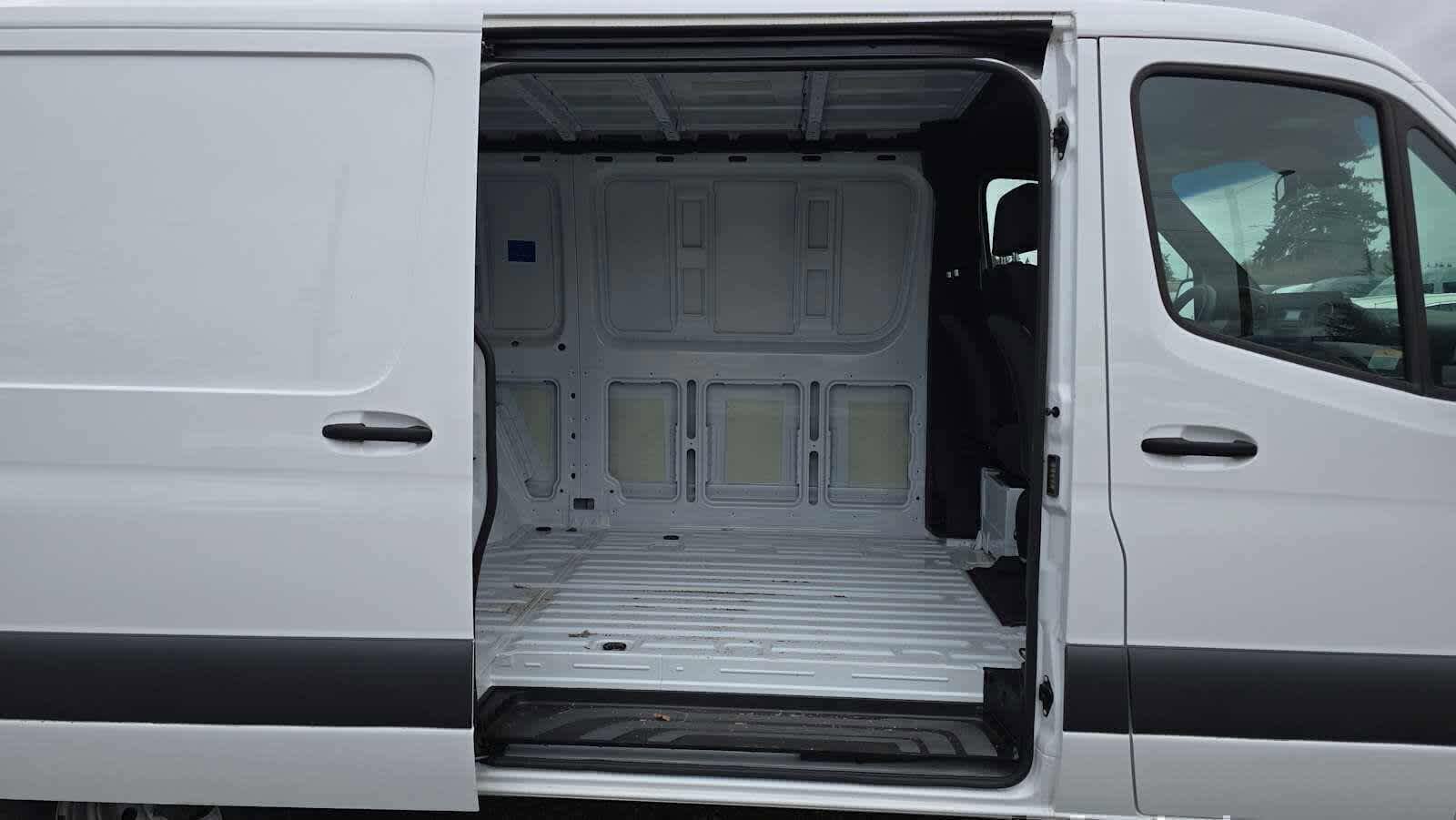 Used 2024 Mercedes-Benz Sprinter 4500 image 14