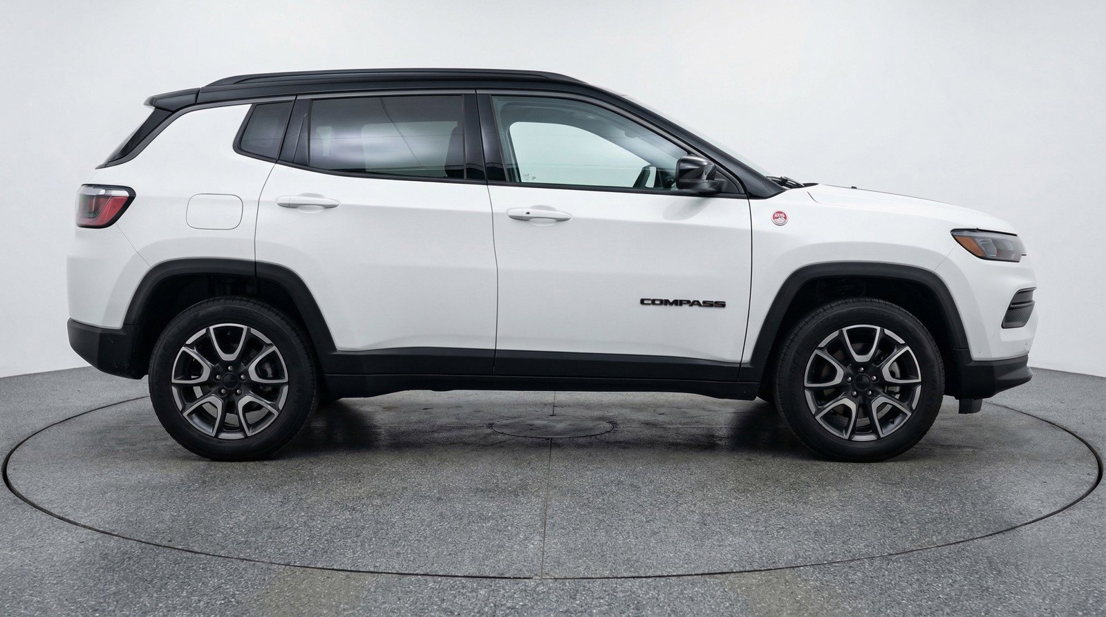 Used 2025 Jeep Compass Trailhawk image 11