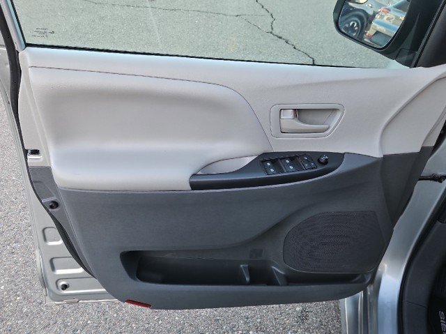 Used 2020 Toyota Sienna L image 9