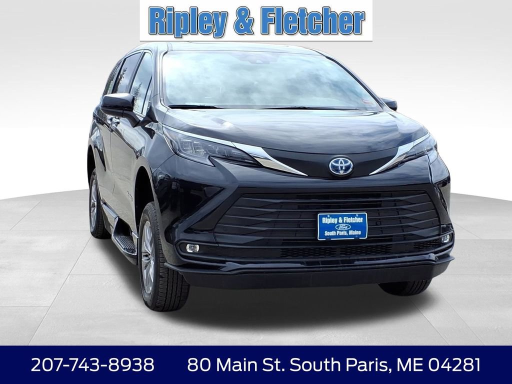 Used 2025 Toyota Sienna XLE image 3