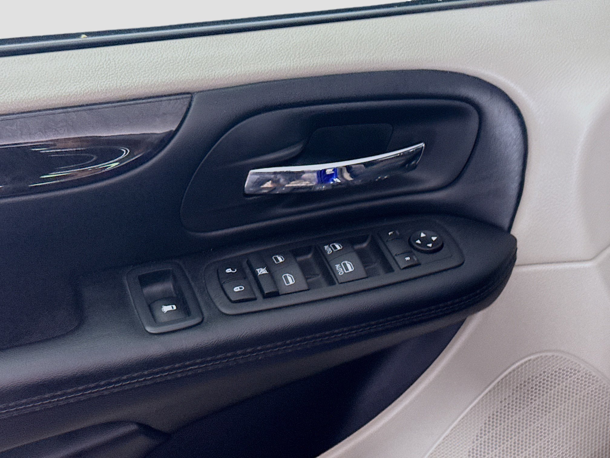 Used 2019 Dodge Grand Caravan SE FWD image 23