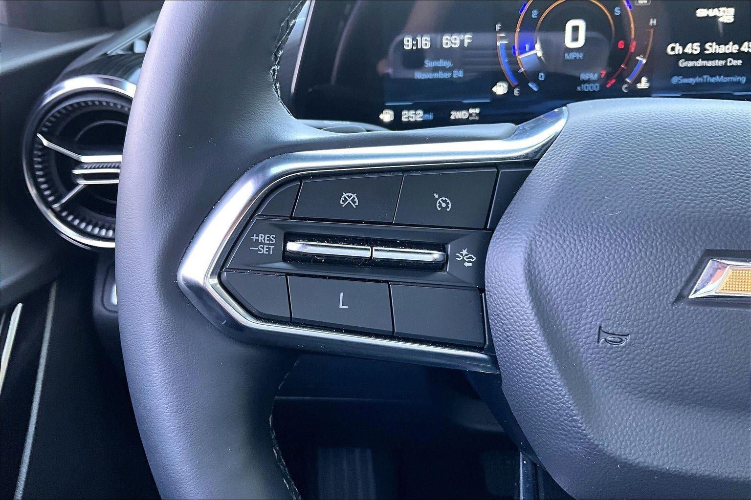 Used 2025 Chevrolet Equinox LT AWD/4WD image 18