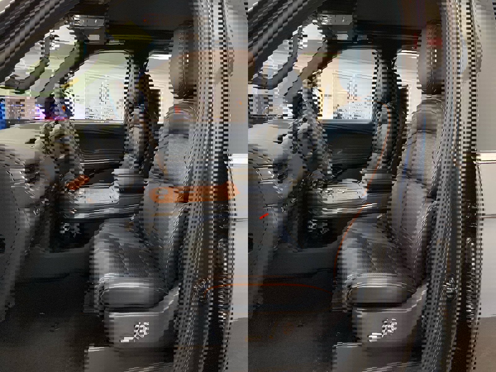 New 2025 Lincoln Navigator Black Label image 18