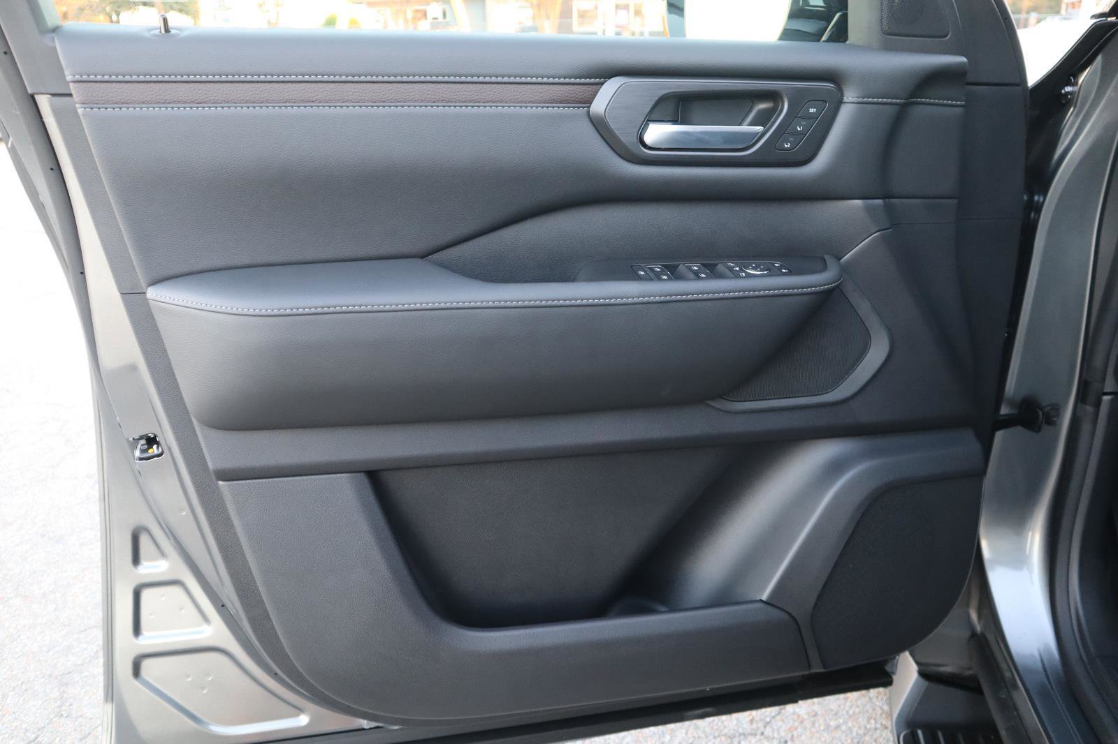 New 2026 Nissan Armada SL w/ Captain's Chari Seat Package image 15