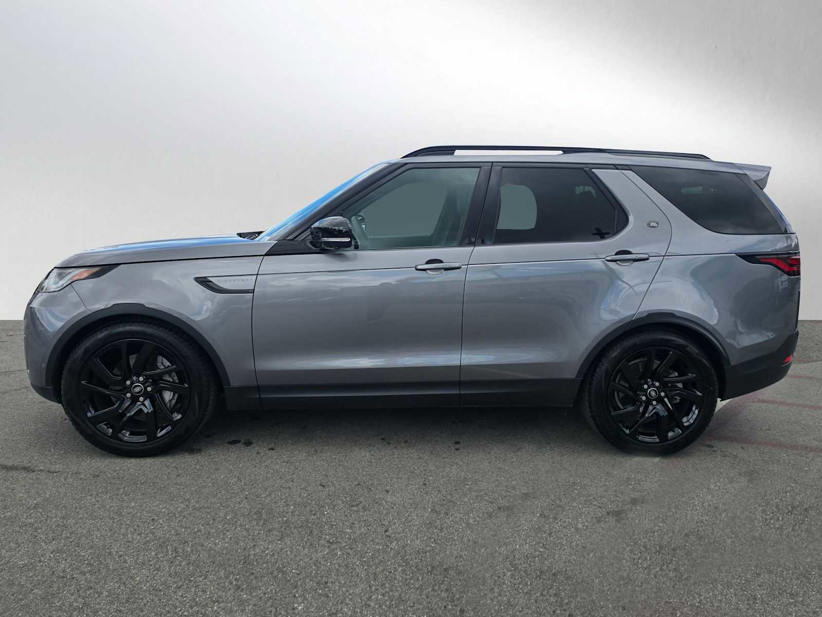 Used 2025 Land Rover Discovery S image 2