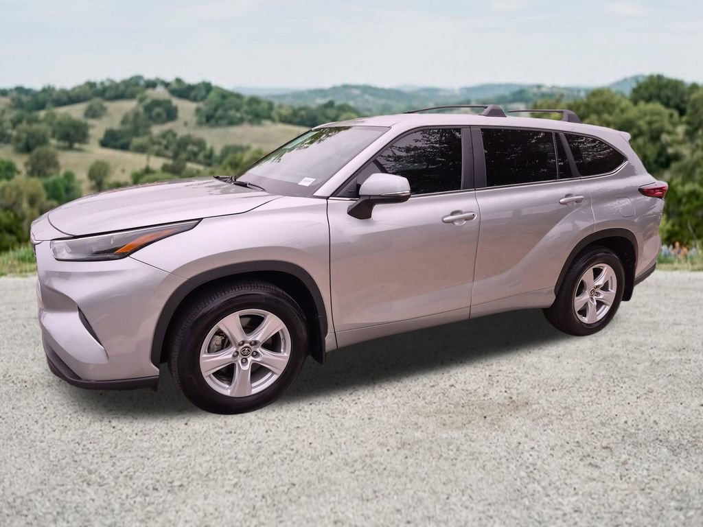 Used 2023 Toyota Highlander L FWD image 4