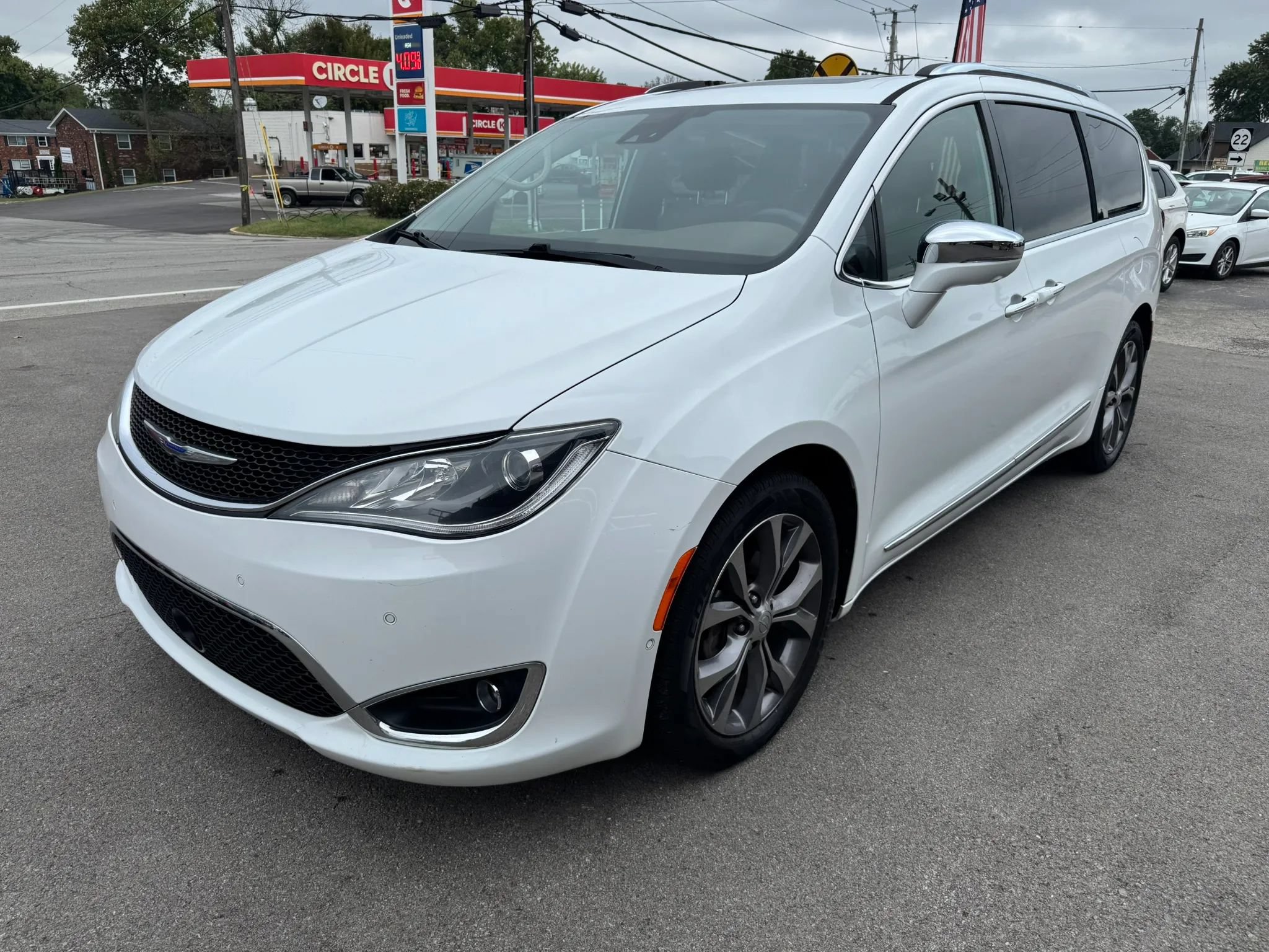 Used 2018 Chrysler Pacifica Limited w/ Tire & Wheel Group FWD image 4