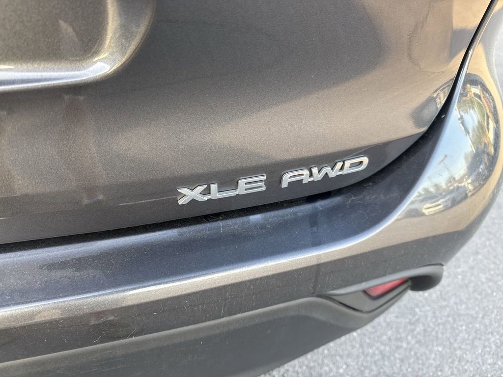 Used 2023 Toyota Highlander XLE AWD/4WD image 6