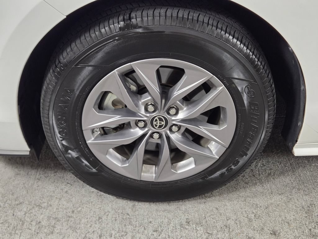 Used 2023 Toyota Sienna LE AWD/4WD image 14