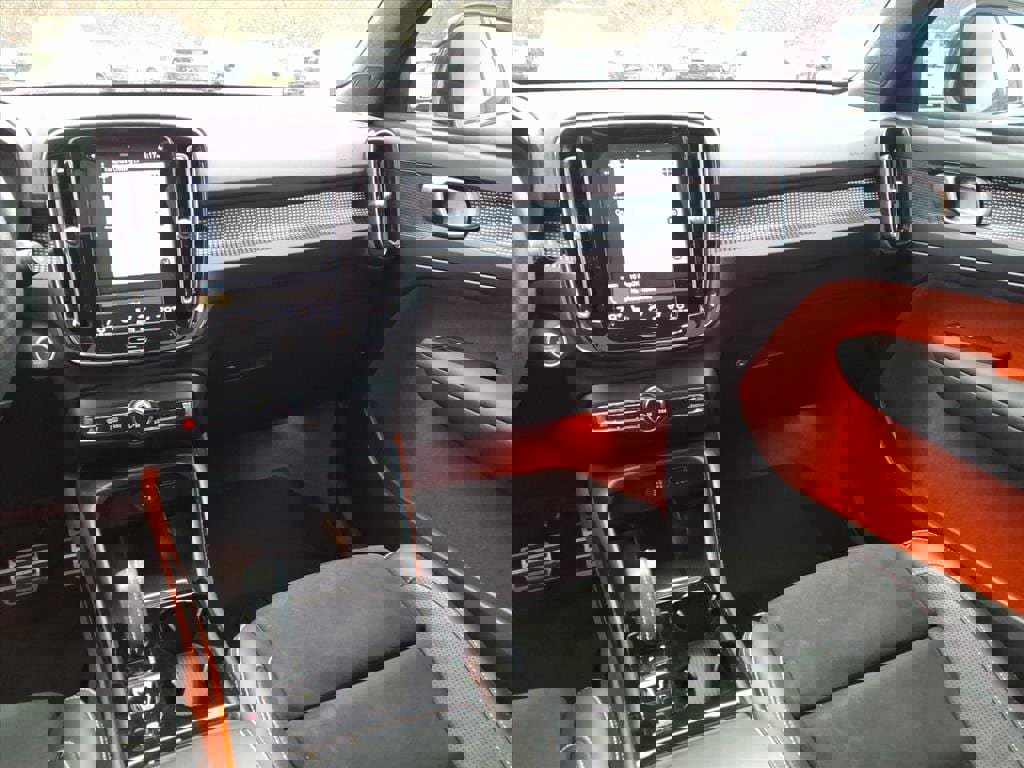 Used 2020 Volvo XC40 T4 R-Design w/ Protection Package Premier image 14