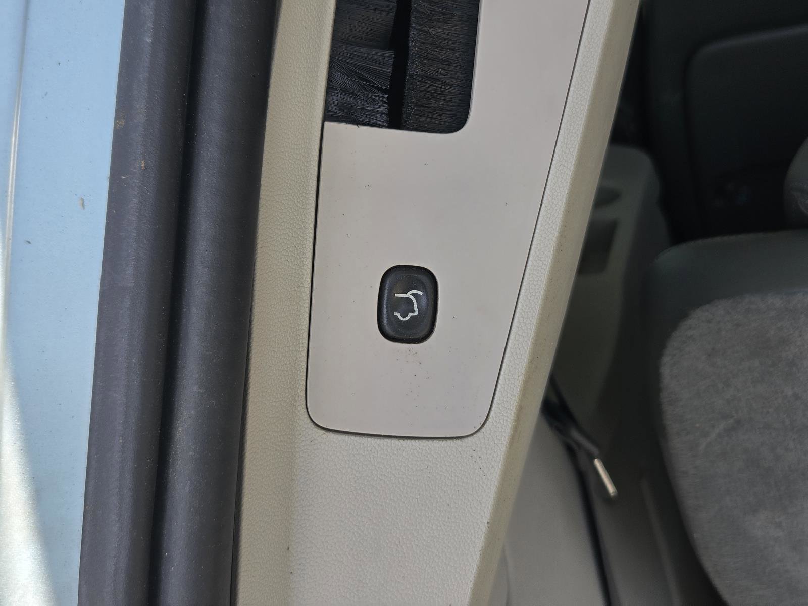 Used 2010 Volkswagen Routan SE FWD image 10