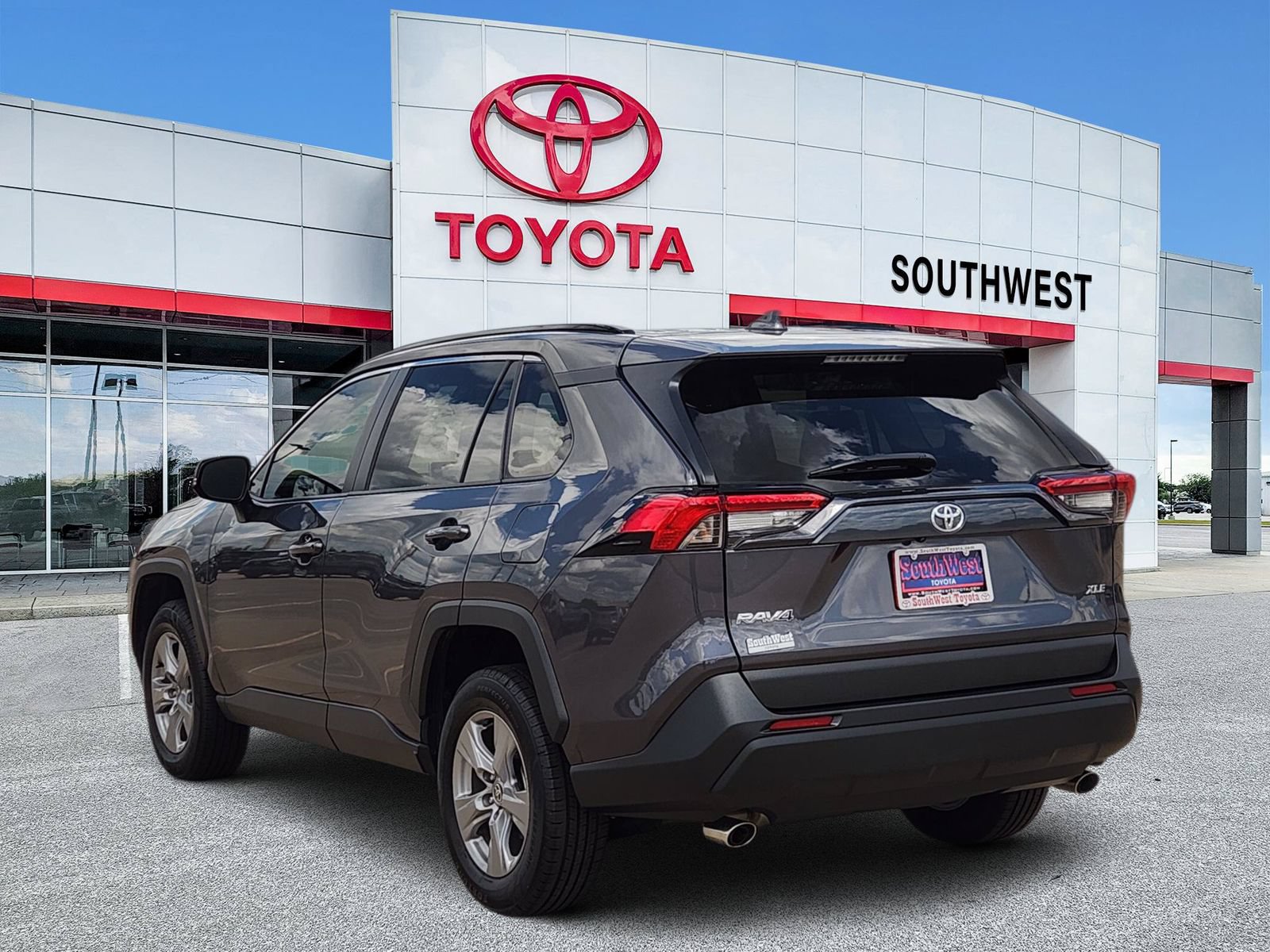 Used 2024 Toyota RAV4 XLE FWD image 4