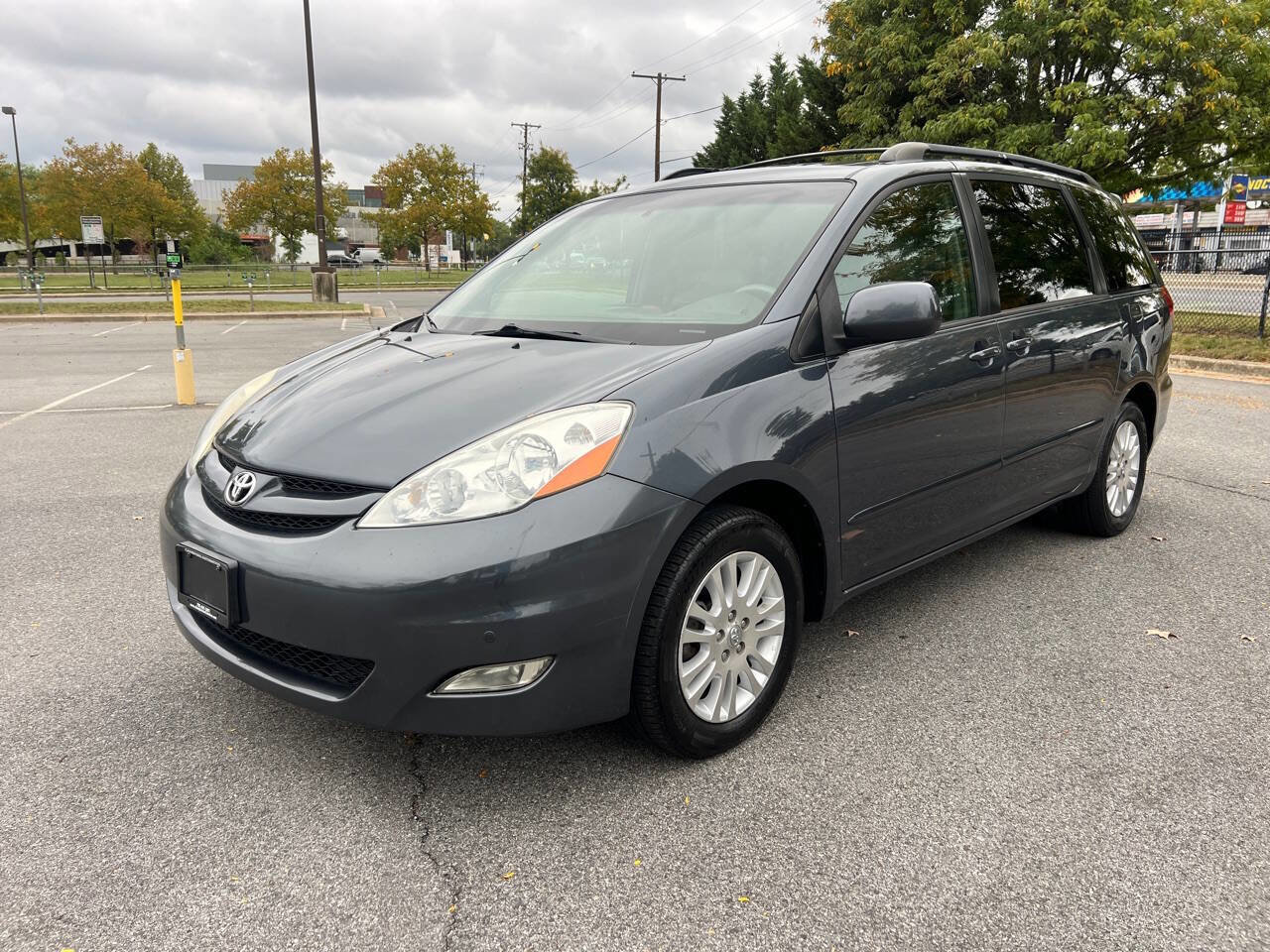 Used 2009 Toyota Sienna XLE FWD image 1