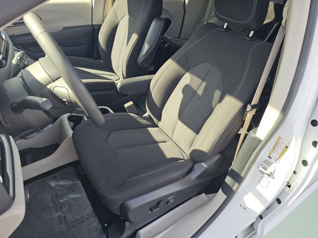 Used 2023 Chrysler Voyager LX image 6
