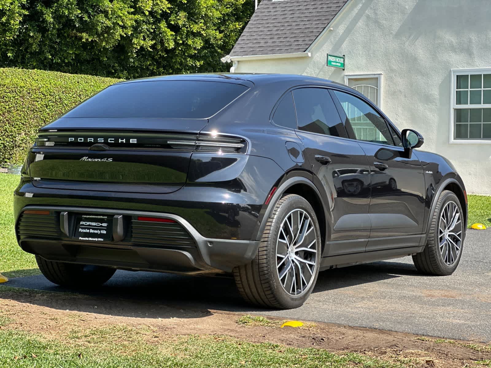 Certified 2025 Porsche Macan 4S Electric AWD/4WD image 8