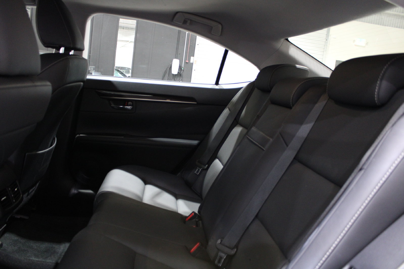Used 2018 Lexus ES 300h w/ Navigation Package FWD image 14