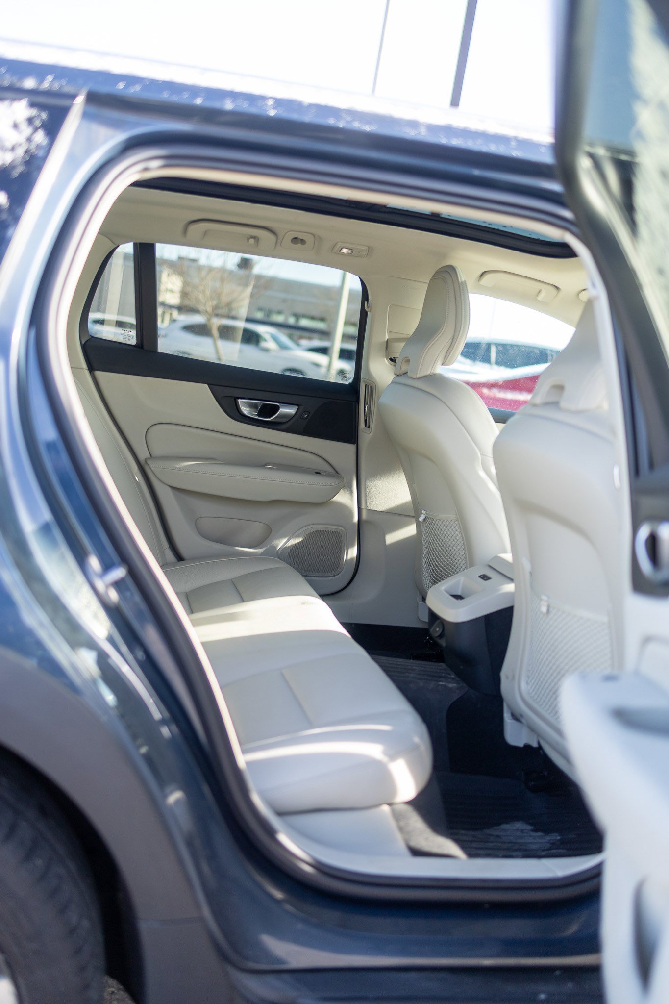 Used 2024 Volvo V60 B5 Cross Country Plus w/ Protection Package Premier image 34