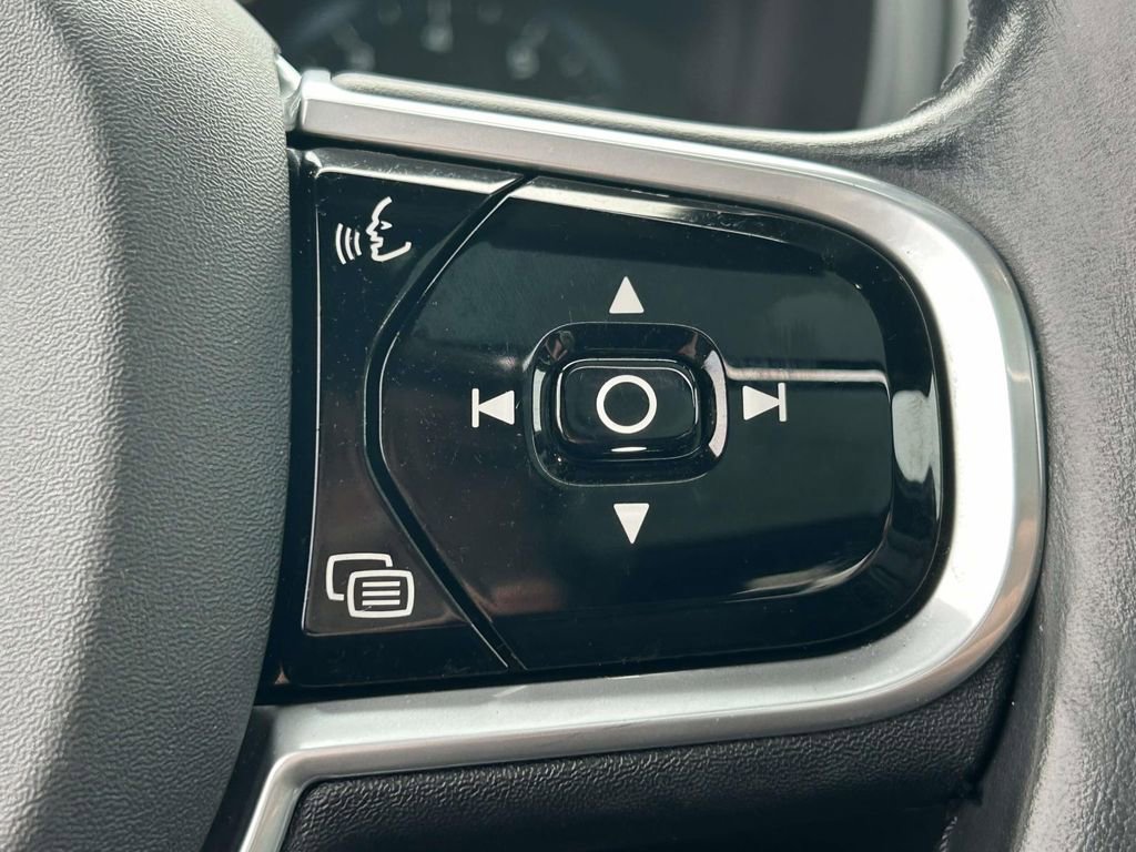 Used 2017 Volvo XC90 T6 Momentum w/ Vision Package image 25