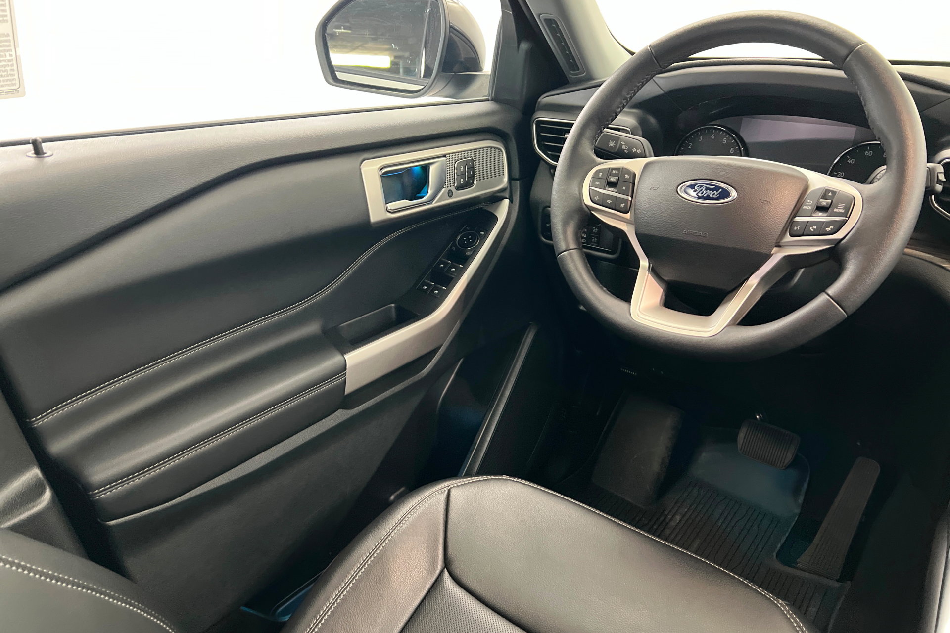 Used 2024 Ford Explorer Limited w/ Equipment Group 301A AWD/4WD image 11