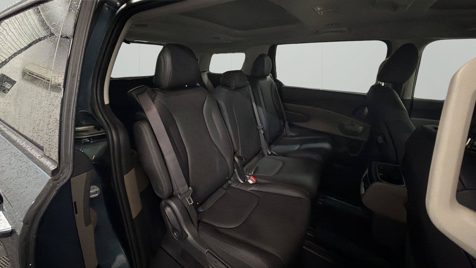 Used 2025 Kia Carnival SX FWD image 13