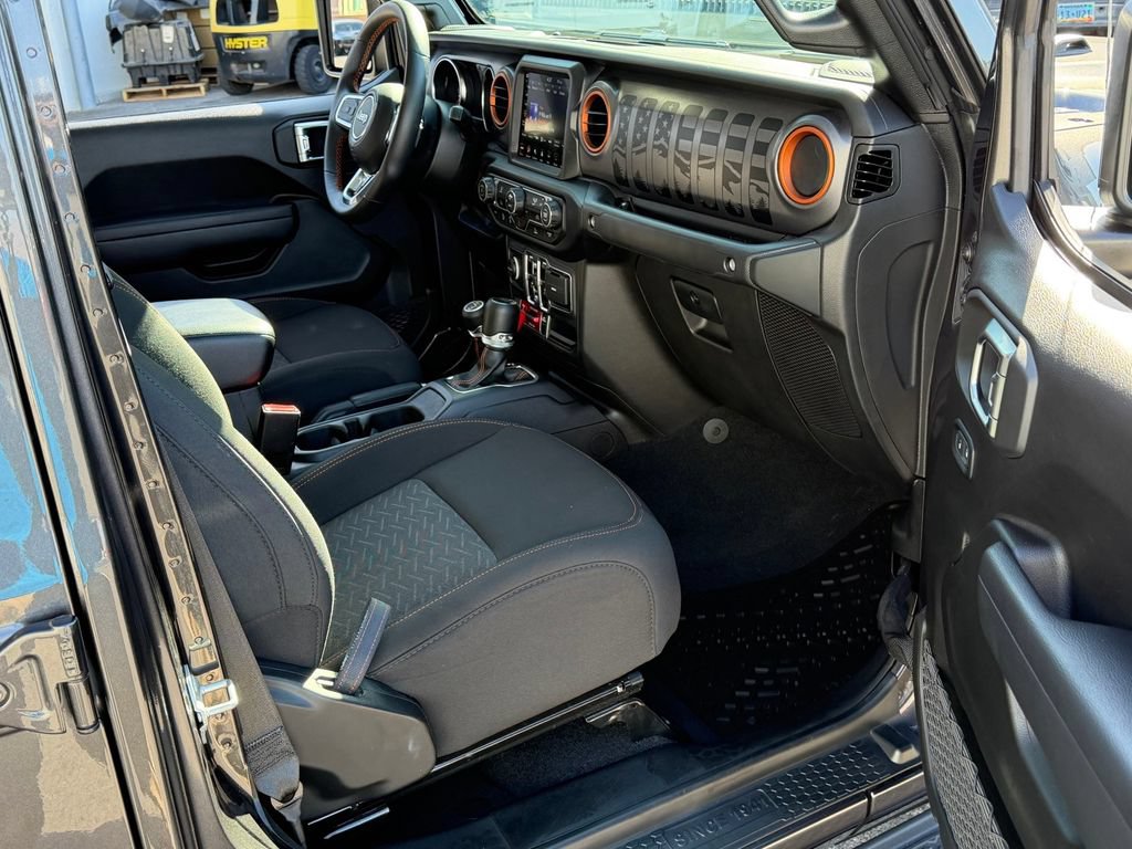 Used 2023 Jeep Gladiator Mojave AWD/4WD image 24