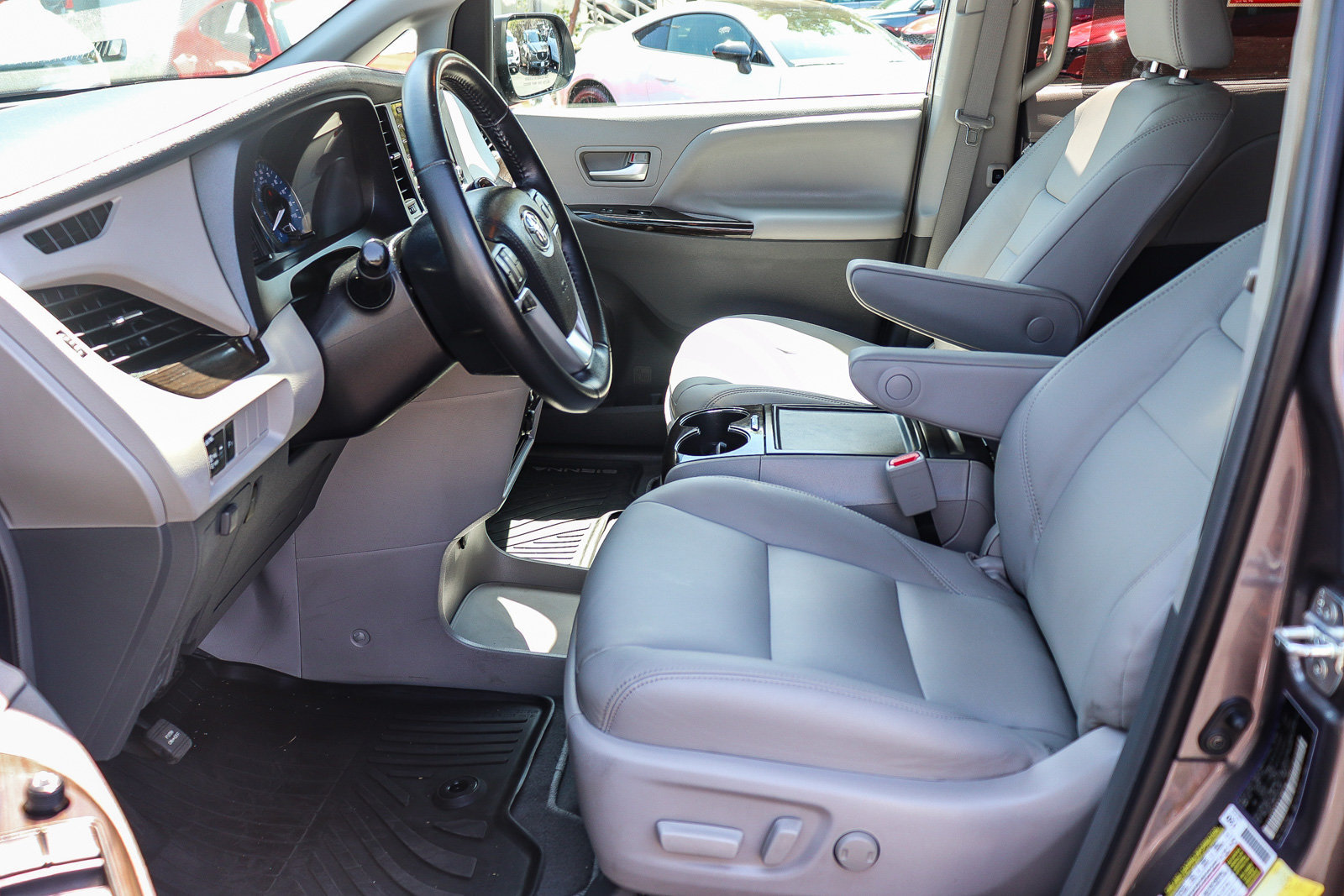 Certified 2019 Toyota Sienna XLE w/ XLE Navigation Package FWD image 23