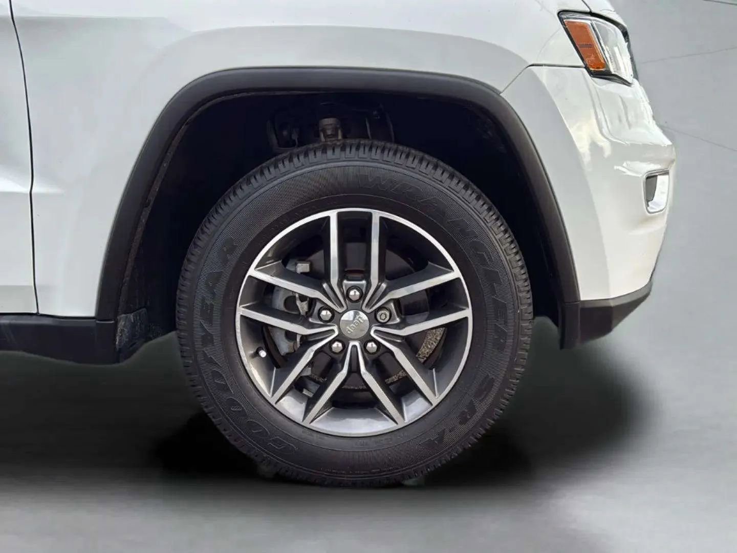 Used 2018 Jeep Grand Cherokee Limited image 32